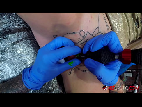 ❤️ Ekstreme tatuita varmulo Sully Savage ricevis tatuon sur sia klitoro ❤❌ Porno ĉe eo.klassikaprint.ru ❌️❤